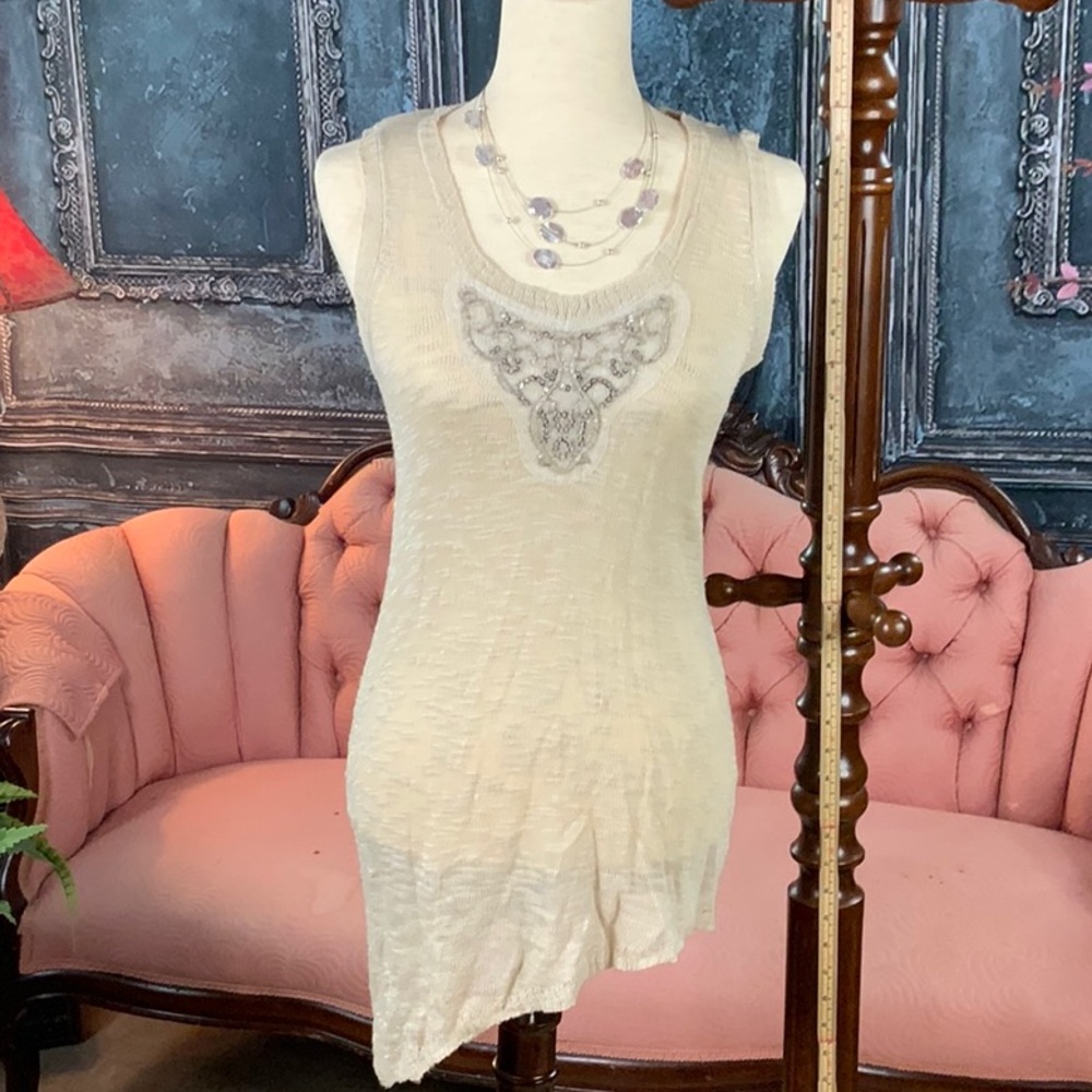 Soft sheer sleeveless sweater with sequined embroidery patch.